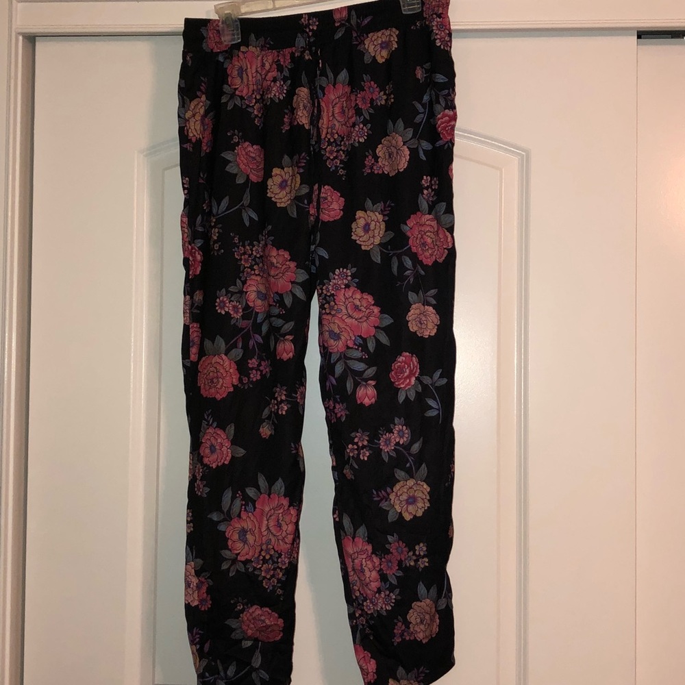 NWT Satin Floral Joggers American Eagle Size: L